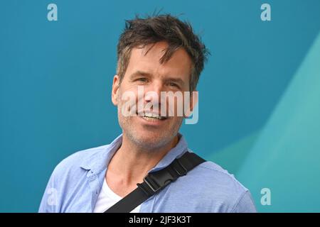 München, Deutschland. 28.. Juni 2022. Tim BERGMAN (Schauspieler), Einzelbild, Einzelbild beschnitten, Porträt, Porträt, Hochformat. ZDF-Empfang/ Treffen in der H`ugo`s Bar anlässlich der Münchner Filmfestspiele am 28.. Juni 2022 Quelle: dpa/Alamy Live News Stockfoto